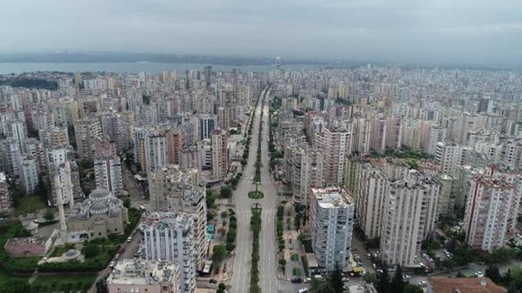 Adanada cadde ve sokaklar boş kaldı