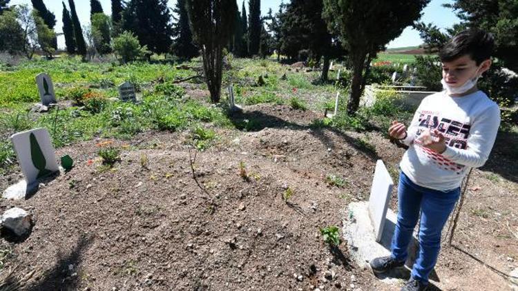 13 yaşındaki Hamza, özel izin ile babasının mezarını ziyaret etti