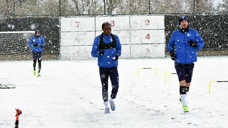 Erzurumspor, kar yağışı altında antrenmanlara başladı