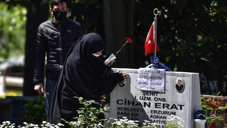 Anneler Gününde şehit oğlunun mezarına geldi