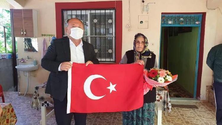 Başkan Tarhan, şehit annelerine çiçek verdi