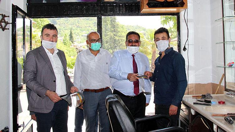 Koronavirüs testi pozitif çıkan berber karantinaya alındı Belediye Başkanı maske vermiş