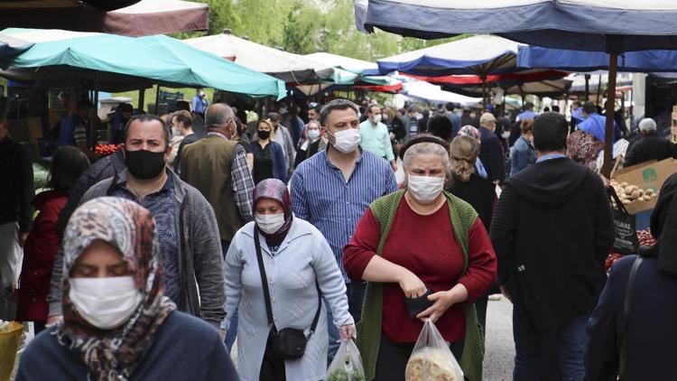 Semt pazarında maskeli alışveriş