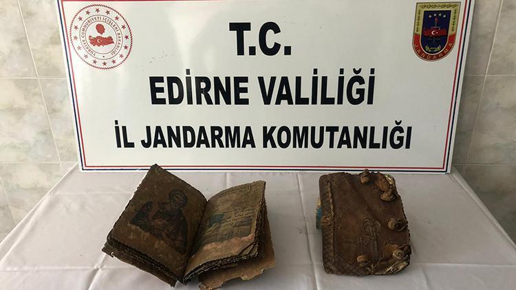Edirnede 500 yıllık 2 el yazması İncil ele geçirildi