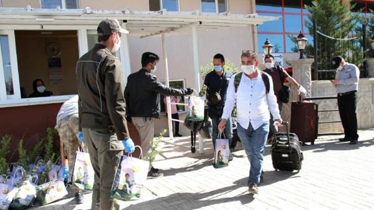 Afyonkarahisarda karantinadaki son kafile de memleketlerine uğurlandı