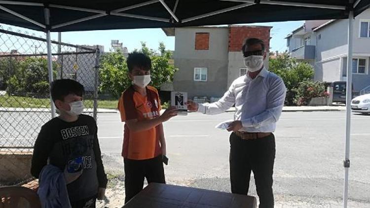 Keşan Belediyesi, maske ve Nutuk kitabı dağıttı