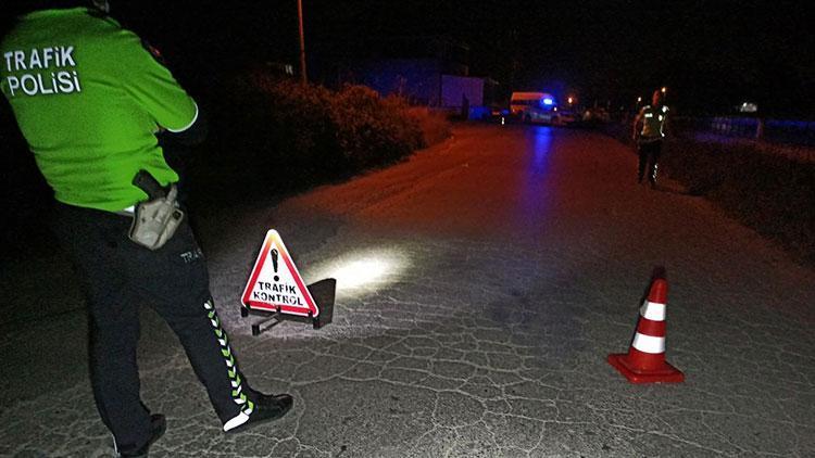 Akyazıda sokak ortasında bir kişi silahlı saldırıya uğradı