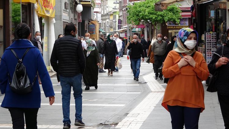 Cadde ve sokaklar doldu, sosyal mesafe unutuldu