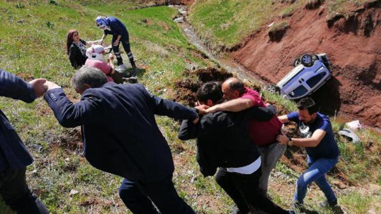 Ağrıda hafif ticari araç, şarampole uçtu: 6 yaralı