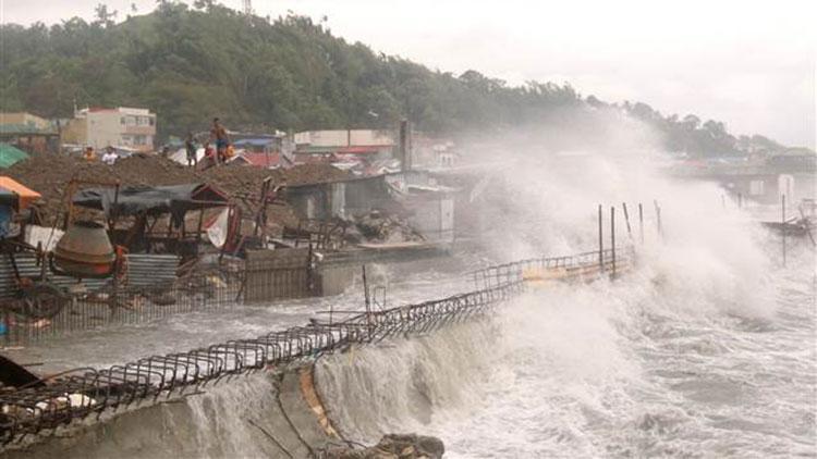 Filipinlerde Vongfong Tayfununun yol açtığı fırtınada bir kişi yaşamını yitirdi