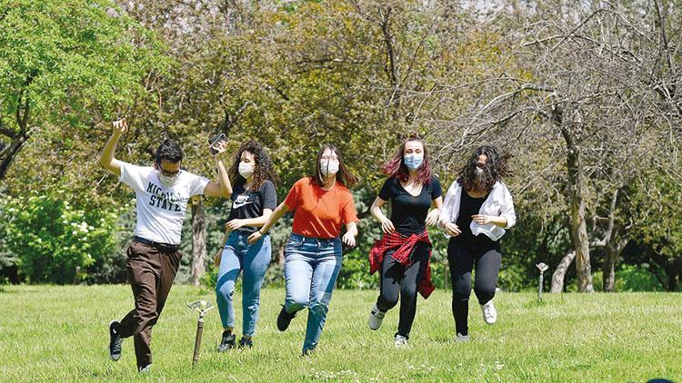 42 gün sonra gençler sokakta: ‘Gökyüzüne uçup yeri öpesimiz var’