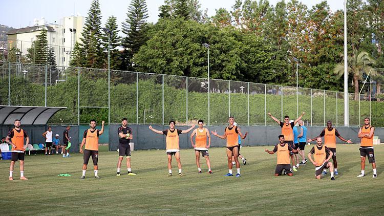 Alanyaspor, çalışmalarına akşam idmanıyla devam etti