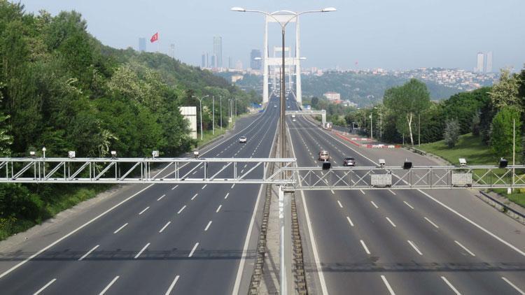 İstanbulda sokağa çıkma yasağının 2.gününde yollar boş kaldı