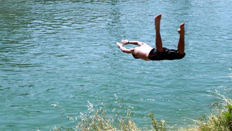 Son 75 yılın en sıcak mayısının yaşandığı Adanada çocuklar, kanalda serinledi