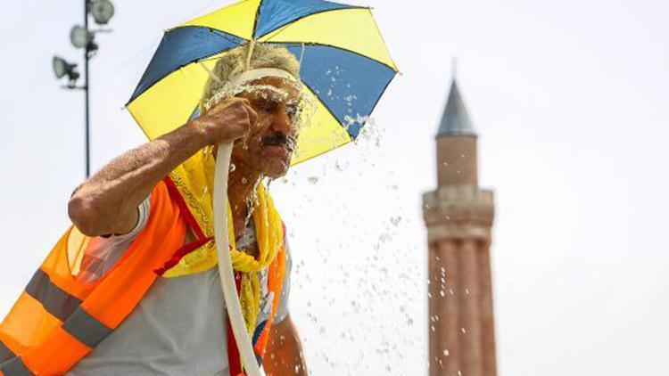 Antalyada, rekor sıcaklığın ardından termometreler 40 dereceyi gösterdi