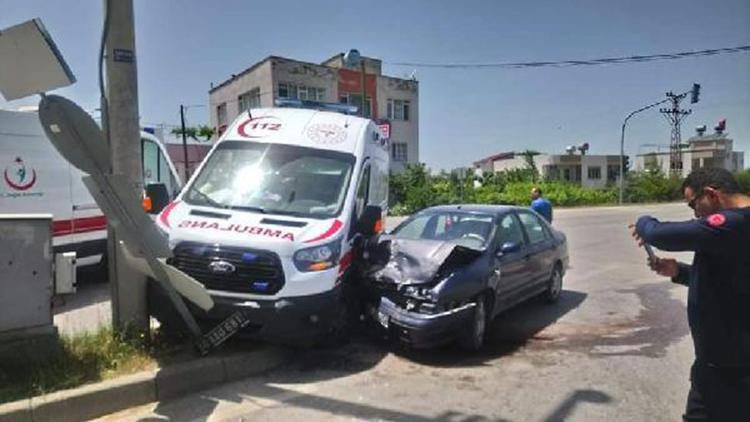 Ambulans ile otomobil çarpıştı: 3ü sağlık çalışanı 4 yaralı