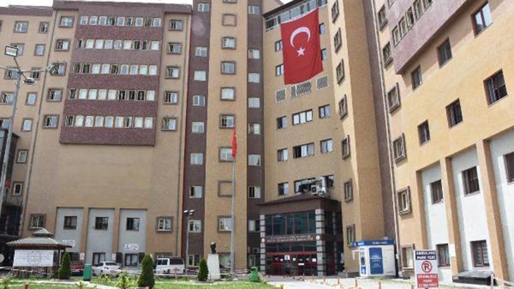 11 günlük bebeğin koronavirüs testi pozitif çıktı, 25 kişi karantinaya alındı