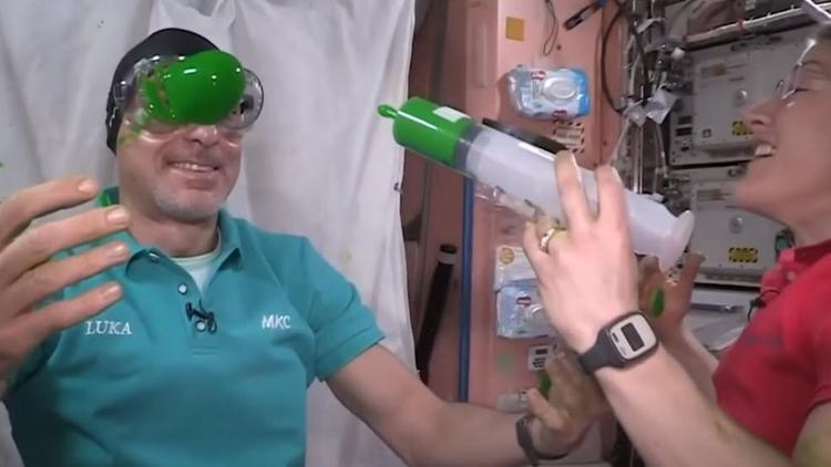 Astronotlar uzayda sıvı oyun balçığı Slime ile oynadı