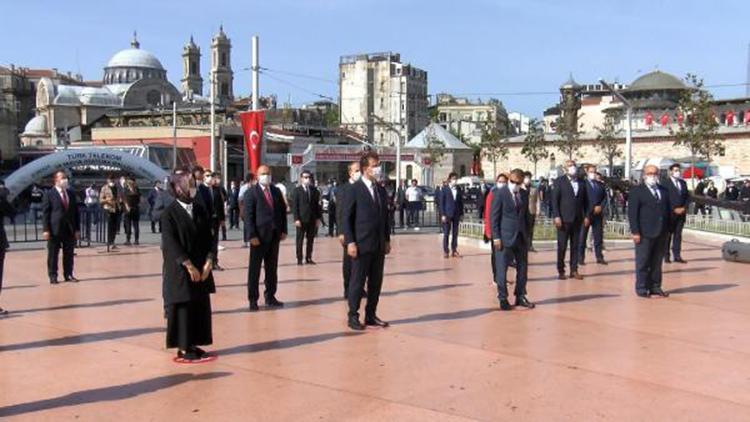 Taksim Cumhuriyet Anıtında 19 Mayıs töreni