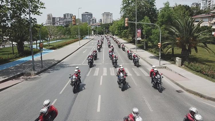 Motosikletli polis konvoyu Bağdat Caddesinden geçti