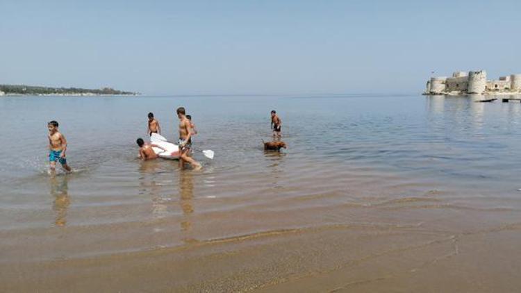 Kızkalesi Plajında çocuklar yasağa rağmen denize girdi
