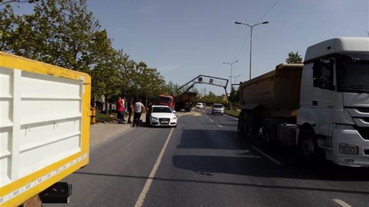 Sultangazide damperi açılan hafriyat kamyonu hız tabelası direğini yerinden söktü