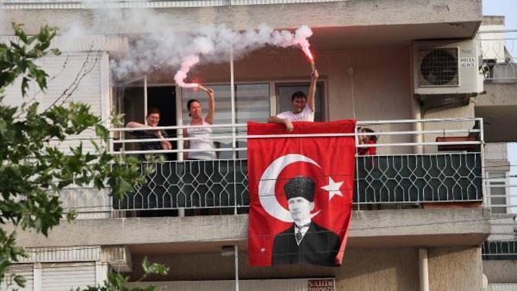 Bayraklılılar 19 Mayısı balkonda kutladı