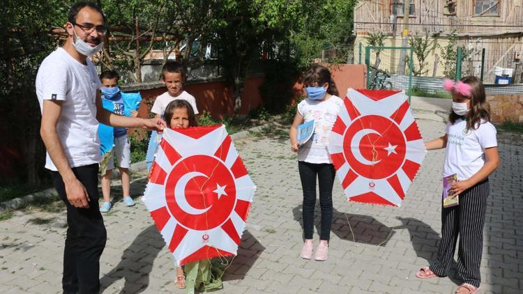 Öğretmenler kitap ve uçurtma dağıtıyor