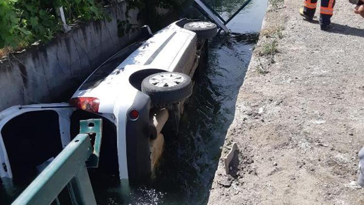 Sulama kanalına devrilen otomobil, çekiciyle çıkarıldı