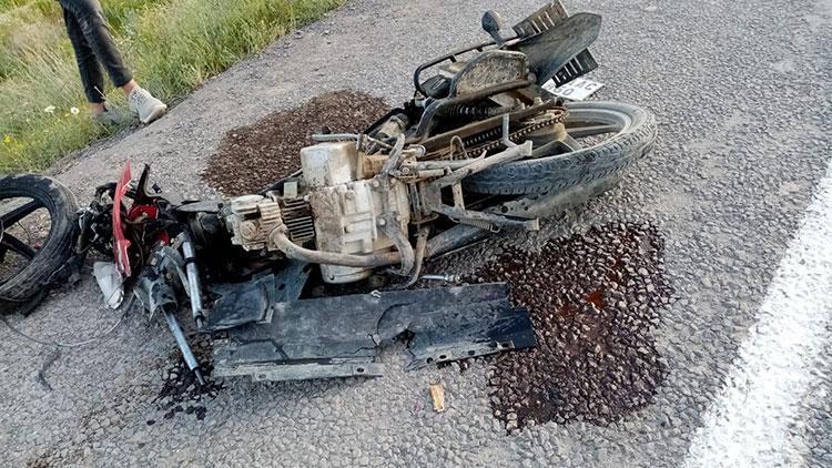 Otomobille motosiklet çarpıştı: 1i ağır 2 yaralı