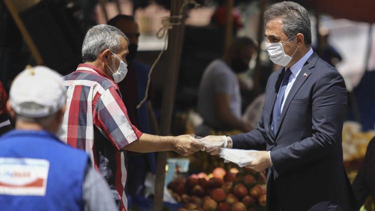 Başkan’dan esnafa siperlik ve maske