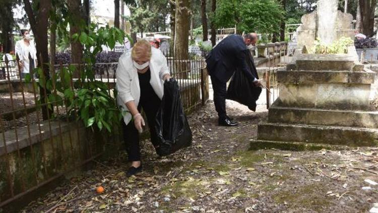 Başkan Erdem, ekibiyle birlikte mezarlıkları temizledi