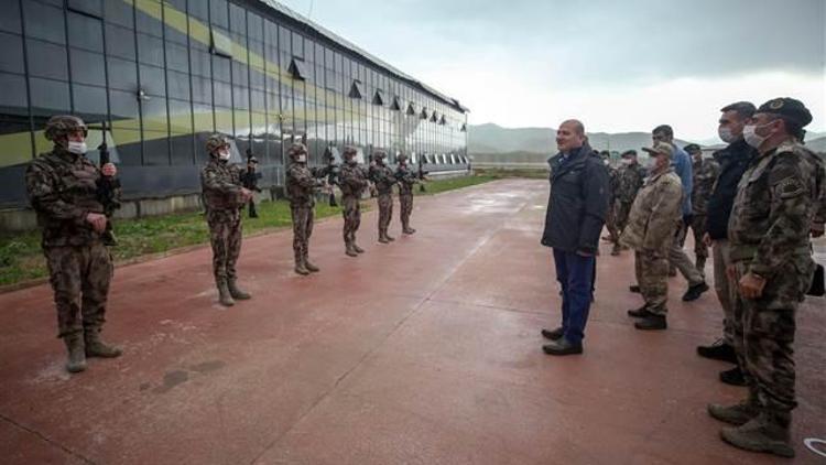 İçişleri Bakanı Soylu, Yüksekovada asker ve polislerle bayramlaştı