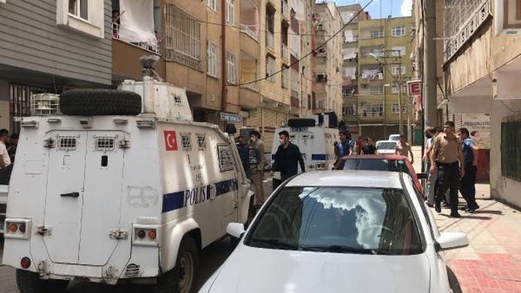 Diyarbakırda devriye gezen polis ekibine saksı atıldı: 1 polis yaralandı