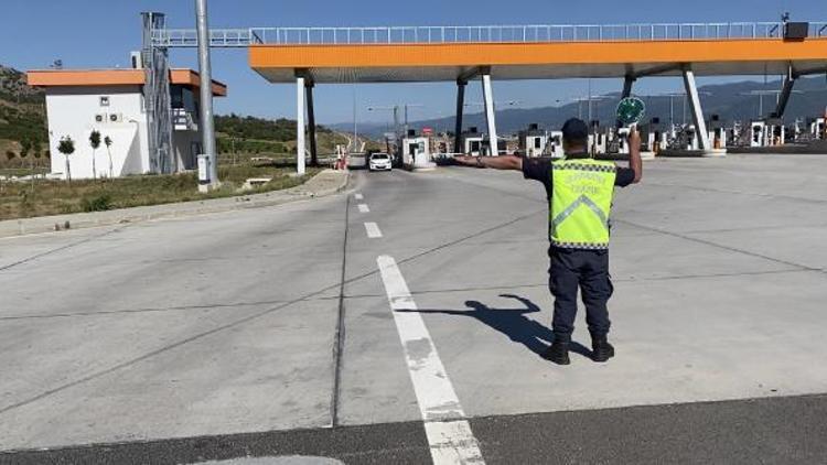 Kemalpaşada kontrol noktasında vatandaşlara bayram şekeri