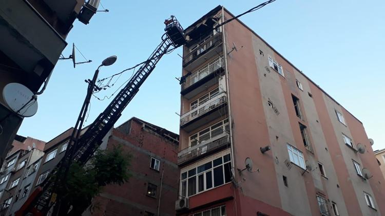 Şişlide balkondan kopan parçalar otomobilin üstüne düştü