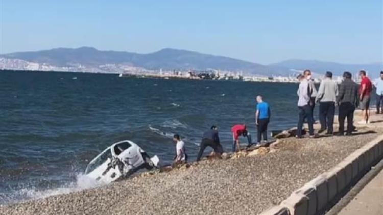 İzmirde kaza yapan otomobil denize düştü Yaralılar var