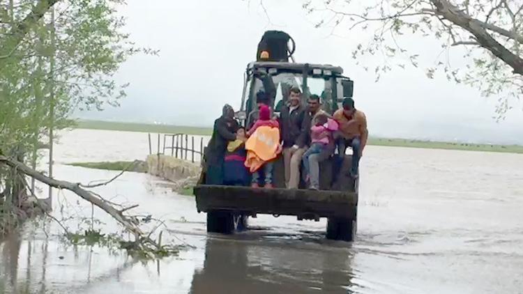 Göle’de dere taştı, mahsur kalanlar kepçeyle kurtarıldı