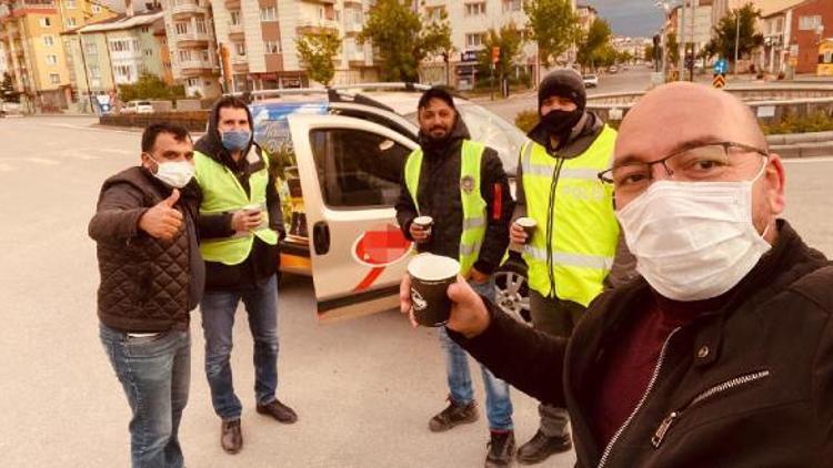 Sivasta soğuk havada nöbet tutan polislere çay ikramı