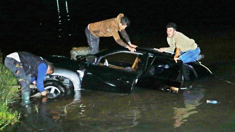Irmağa düşen otomobildeki 2 kişi, kayıkla kurtarıldı