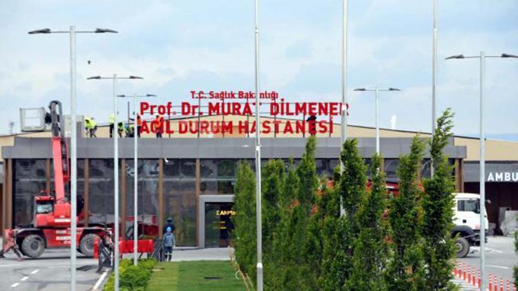 Salgın hastanesine Prof. Dr. Murat Dilmener Acil Durum Hastanesi yazılı yeni tabela takıldı