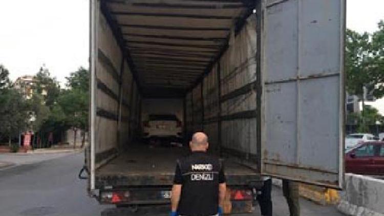 TIRın dorsesinde taşınan otomobille uyuşturucu sevkiyatına 4 tutuklama