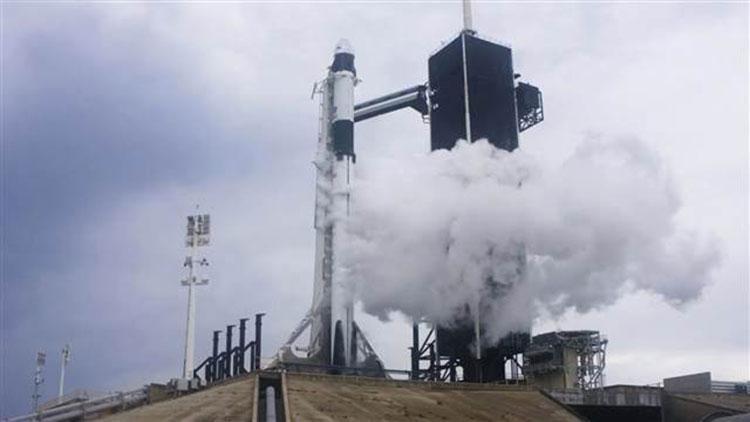 SpaceXin ilk insanlı uzay mekiği denemesi hava koşulları nedeniyle ertelendi