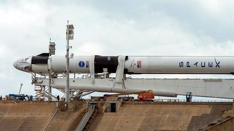 SpaceXin ilk insanlı uzay mekiği denemesi ertelendi