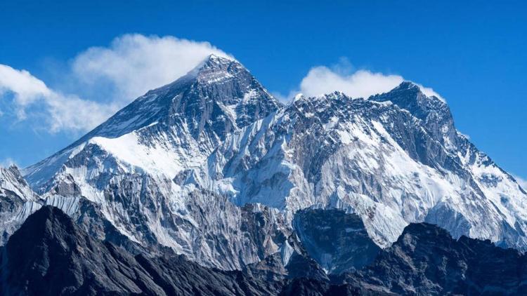 Dünyanın en yüksek zirvesi Everest Dağı ne kadar yüksek