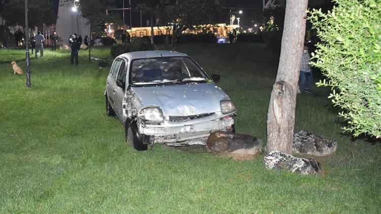 Manisada parktaki ağaca çarpan aracın sürücüsü yaralandı