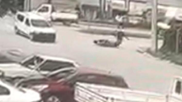 Araçla çarpışan motosikletin sürücüsünün yaralandığı kaza kamerada