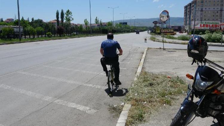 Baygın kişi ambulansla hastaneye, bisikleti polis tarafından sürülerek evine götürüldü