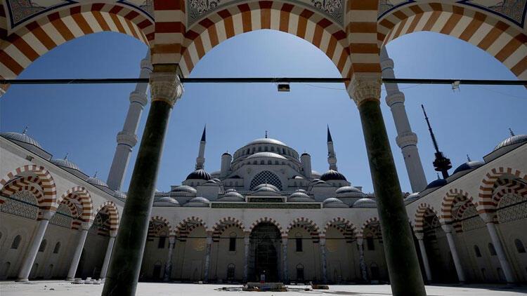 İzmirde cami hoparlörlerinden müzik yayınına ilişkin paylaşımlar yapan Banu Ö, tahliye edildi