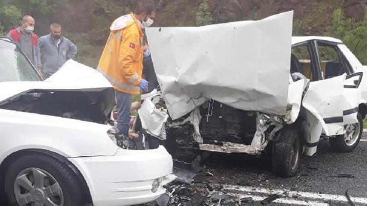 Ankarada otomobiller çarpıştı: 2 ölü, 3 yaralı